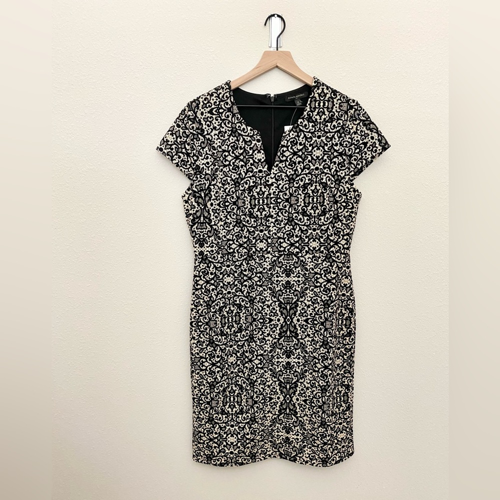 Banana Republic Black and White Sheath Dress V-neck Short Sleeve